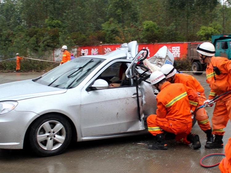 家用汽車相撞搶險救援方案二