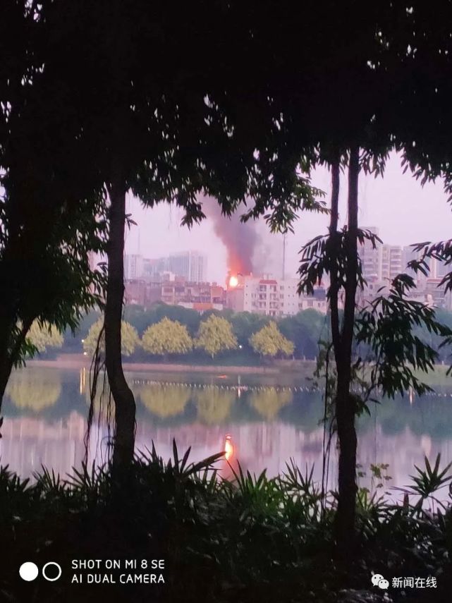 南寧一小區樓頂燒成火海現場圖曝光 廣西南寧小區頂樓倉庫火災原因 明火伴有濃濃黑煙現已被撲滅(圖5)